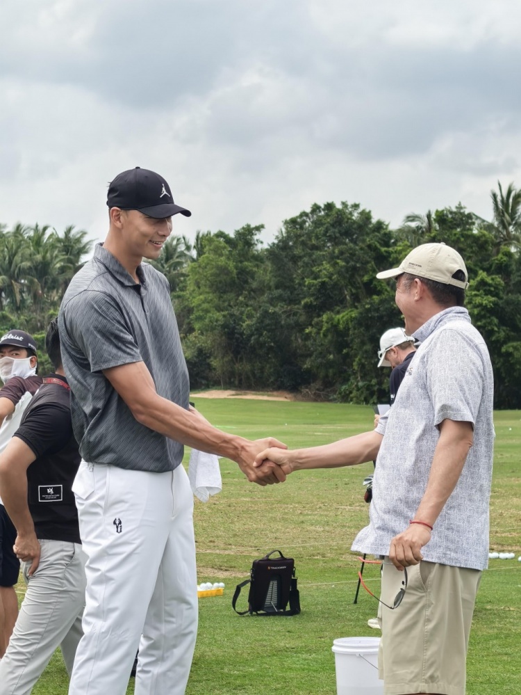 开云体育官网-好久不见！易建联现身观澜湖高尔夫比赛 面带笑容心情不错